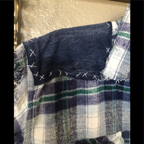 Top Flanel Shirt sleeveless and Upcycled - Picture 7 of 13